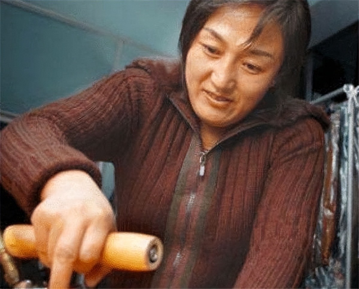上一届女子举重冠军_举重女子2021_举重冠军女2020